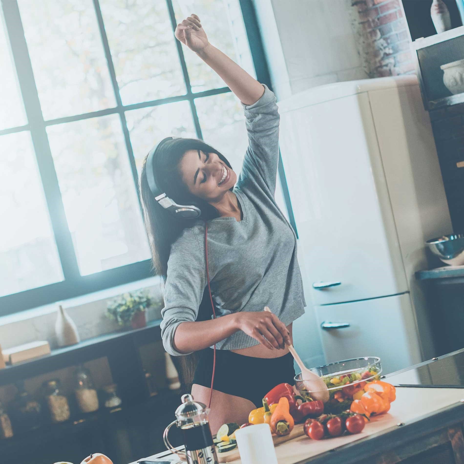 She in the kitchen. Женщина на кухне. Девушки утром на кухне. Фотосессия на кухне. Красивая девушка на кухне.